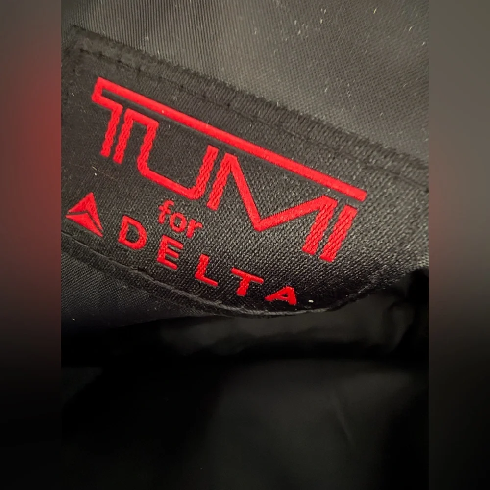 Tumi for Delta Black Set with eye mask